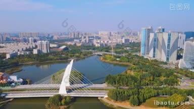 4K城市交通_航拍河南郑州龙子湖大桥交通